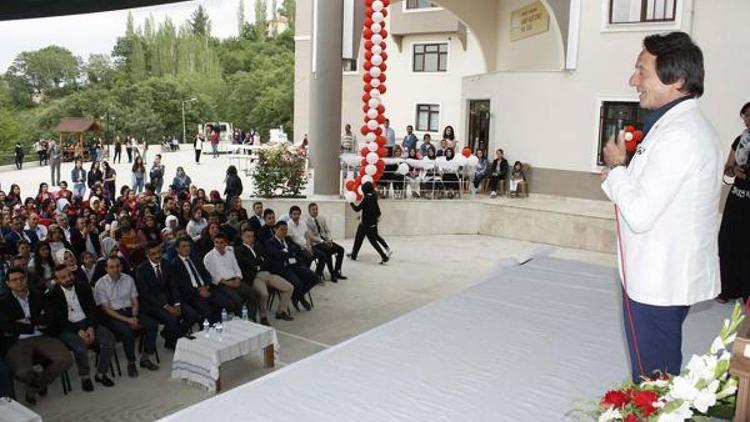 Zorlu yaptırdığı okulda mezuniyet törenine katıldı