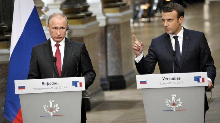 Fransa Cumhurbaşkanı Macron, Putinin yanında Rus basınına yüklendi