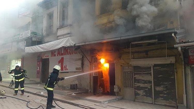 Bursa’da tarihi çarşıda yangın: Ahşap bina küle döndü
