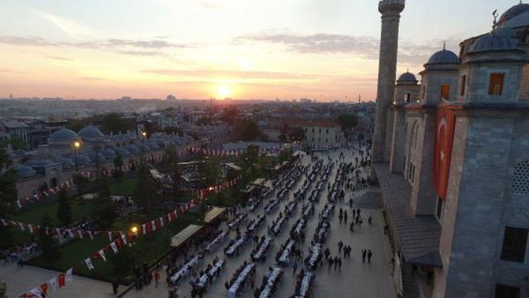 15 bin kişi Fatih caminin avlusunda iftar için buluştu