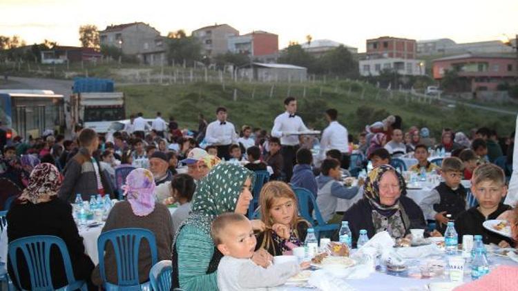 Arnavutköy’de iftar sofraları restoran havasında kuruluyor