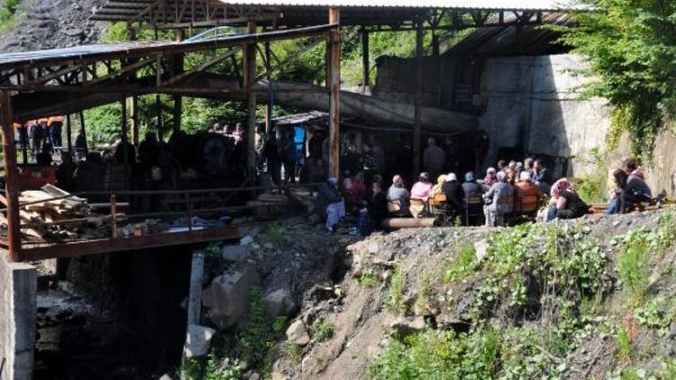 Maden ocağında göçükte kalan 2 işçiyi kurtarma çalışmaları sürüyor
