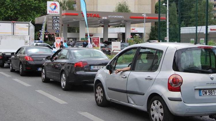 Fransa’da akaryakıt taşıyan kamyoncular grevde