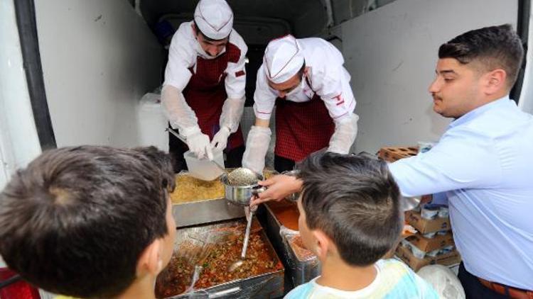 Sel mağdurlarına Yenimahalleden sıcak yemek