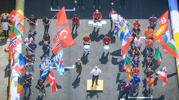 Türk öğrencilerin otomobilleri Londrada piste çıktı