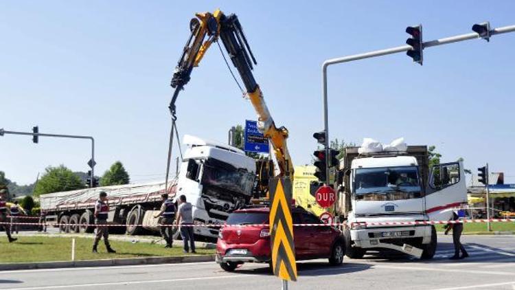 Kazada camdan fırlayıp kamyon şoförü TIR altında öldü