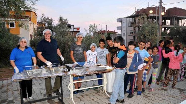 Küçükkuyudaki iftarda yemekleri Başkan Balkan dağıttı