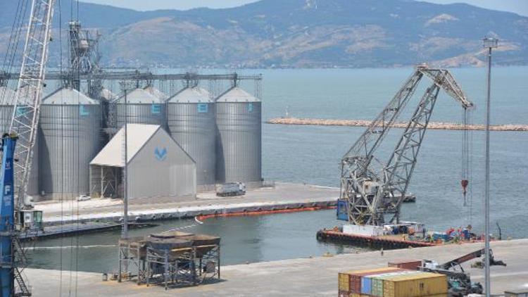 Bandırma Limanı’nda batan gemideki konteynerler çıkarılıyor