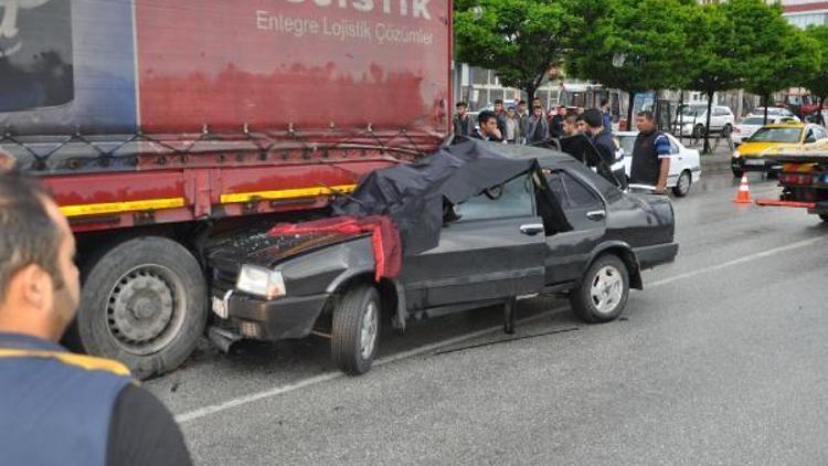 Otomobil kırmızı ışıkta, TIRa arkadan çarptı: 2 ölü, 2 yaralı
