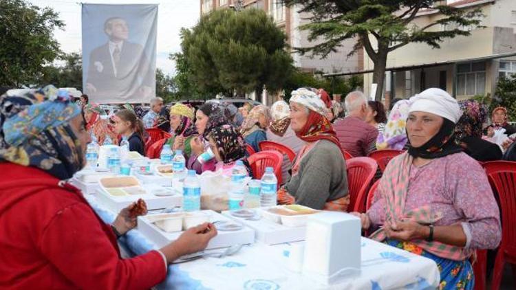 Çanakkale Belediyesi Ayvacıklı depremzedelere iftar yemeği verdi