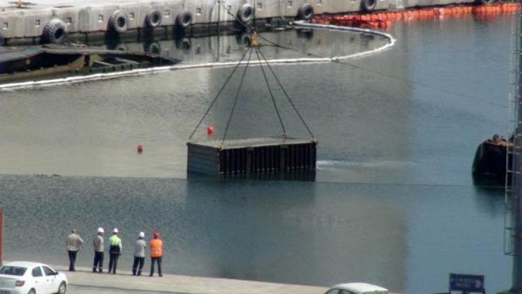 Bandırma Limanı’nda batan gemiden ilk konteyner çıkarıldı