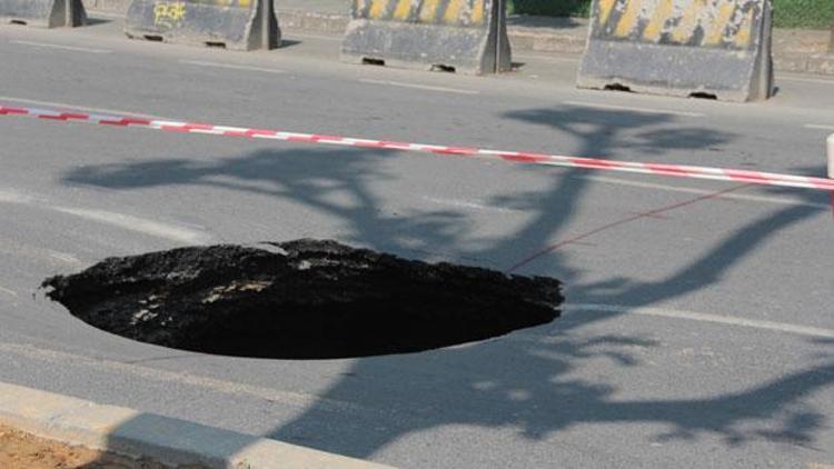 Beşiktaşta çöken yol 12 saatlik çalışmanın ardından tekrar trafiğe açıldı