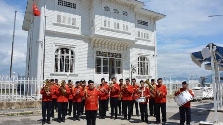 Kilise enstrümanlarıyla kurulan 93 yıllık bando takımı