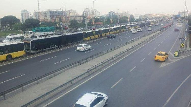 Metrobüs arızalandı; yolcular metrobüs yolunda yürüdü (1)