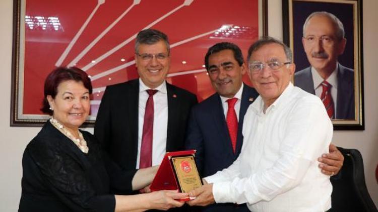 Adana CHPde 25 eski il başkanına plaket