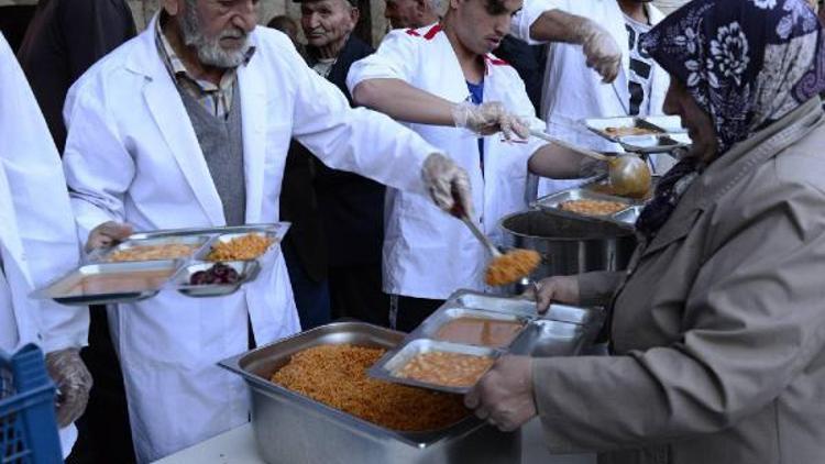 Rumeli Yardımlaşma Eğitim Vakfı’ndan her gün bin 200 kişiye iftar yemeği