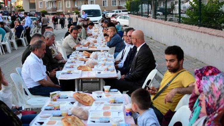 Gelibolu Belediyesi’nin ilk sokak iftarı şehit evi önünde verildi