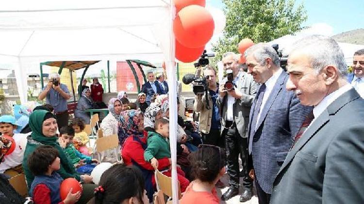 Vali Kamçı ve Başkan Çelik çocuklarla fidan dikti