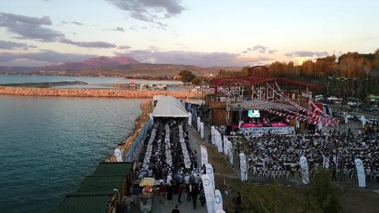 Van Gölü sahilinde 4 bin 500 kişi iftar açtı