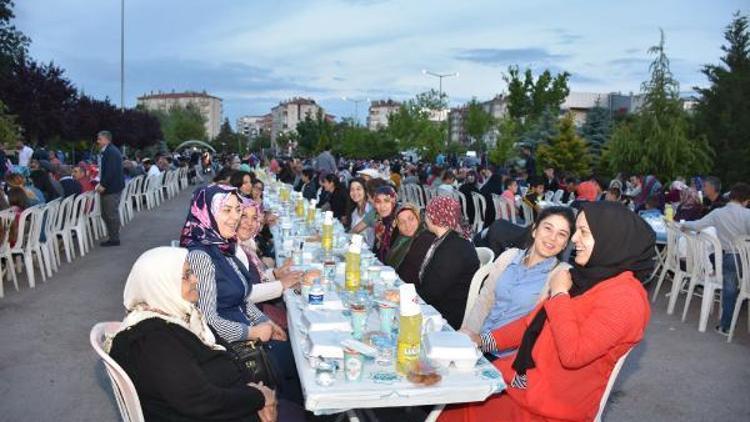 Aksaray Belediyesi 25 mahallede iftar veriyor