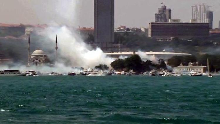 Beşiktaşı kaplayan meşale bulutu Anadolu yakasından böyle göründü