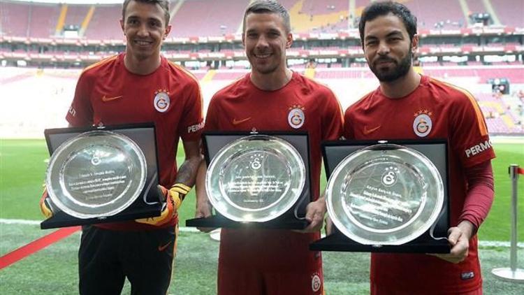 Galatasarayda 3 isme plaket