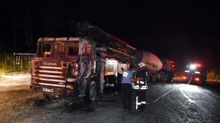 Seyir halindeyken alev alan kamyon yandı