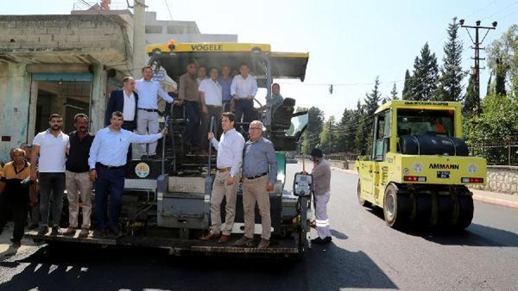 25 yıl sonra yapılan asfalta, pankartlı teşekkür