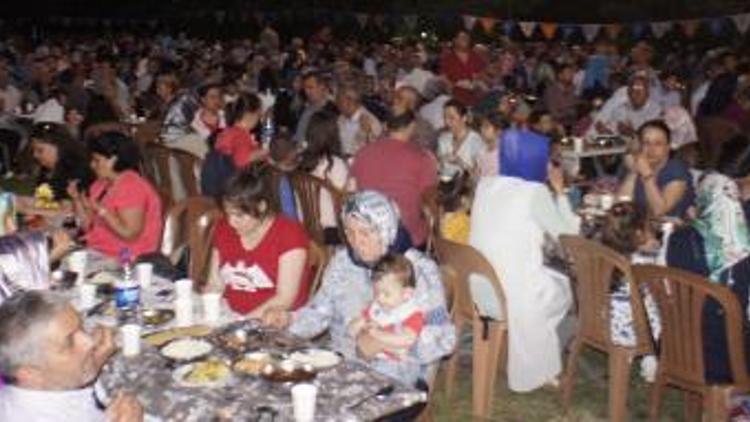 AK Partiden Alaşehirde 2 bin 500 kişiye iftar yemeği