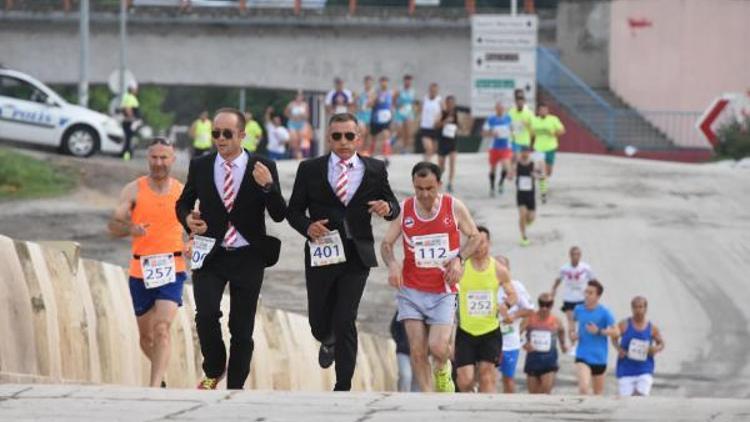 Dostluk maratonunda Yunan sınırını vizesiz geçtiler