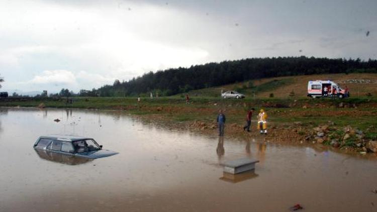 Aniden bastıran yağmurla otomobil sulara gömüldü