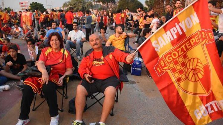 İzmirdeki taraftarlar Göztepe-Eskişehirspor maçını dev ekrandan izledi -Fotoğraflar