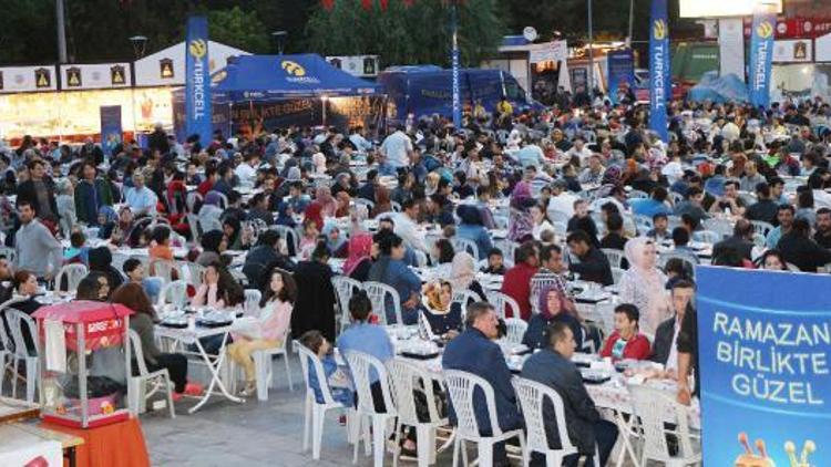 Kırıkkalede 4 bin kişiye iftar yemeği verildi