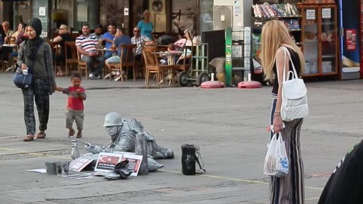 Foçada canlı heykelle teröre lanet