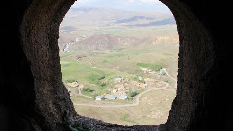 Başkale’deki tarihi Kudret Kalesi ilgi bekliyor