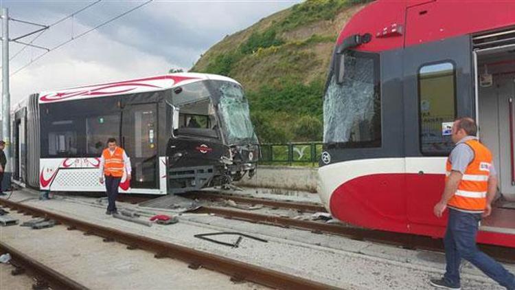 Tramvay, arıza yapan tramvaya çarptı: 1 yaralı