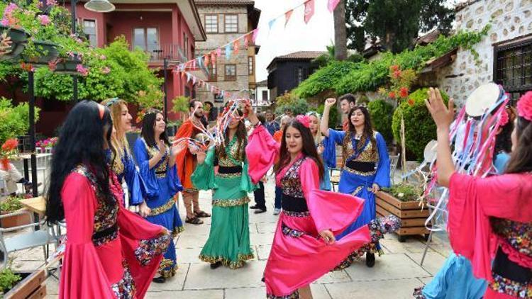 Kaleiçinin her köşesinde festival