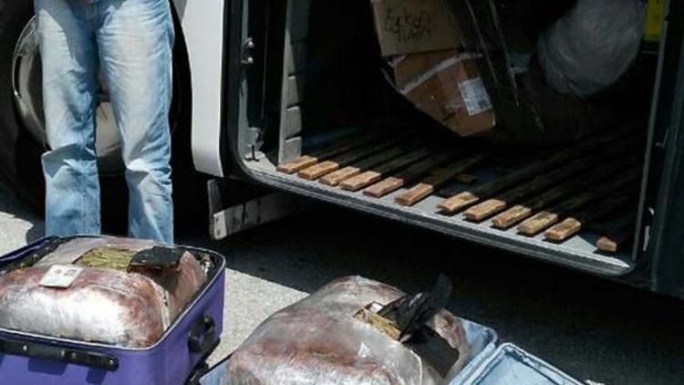 Yolcu otobüsündeki iki bavuldan 30 kilo esrar çıktı