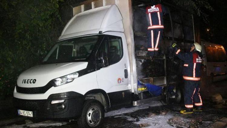 Park halindeki kamyonetin kasası alev alev yandı