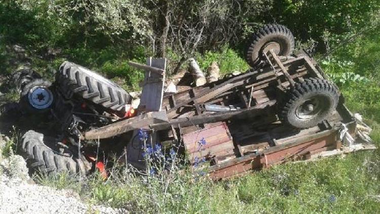 Odun yüklü traktör devrildi, altında kalan 2 kişi yaralandı