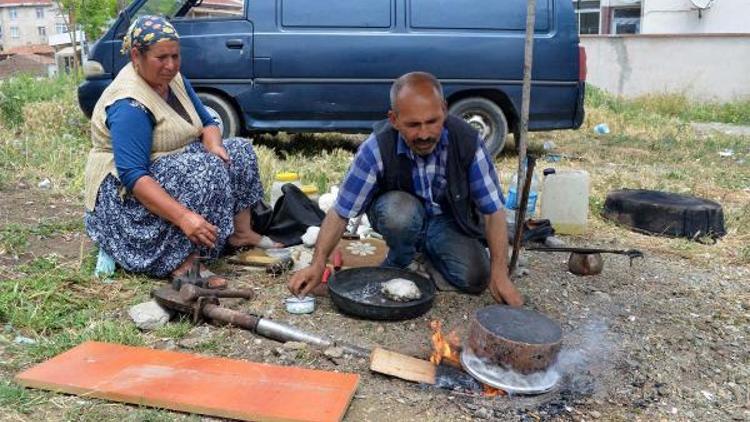 Köy köy dolaşıp kalaycılık yapıyor