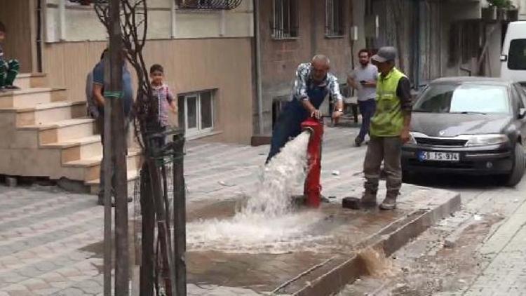Sultangazinin bu sokağında yağmur yağmadan evleri su bastı