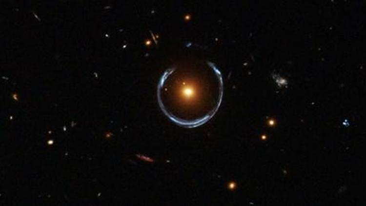 Hubble Teleskobu, ışığın kütle çekimiyle bükülüşünü kayda aldı