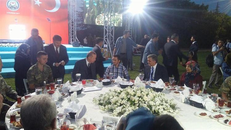 Erdoğan ve Gül tugayda birlikte iftar yaptı