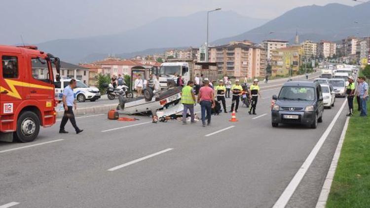 Otomobil, refüje çarpıp devrildi: 4 yaralı