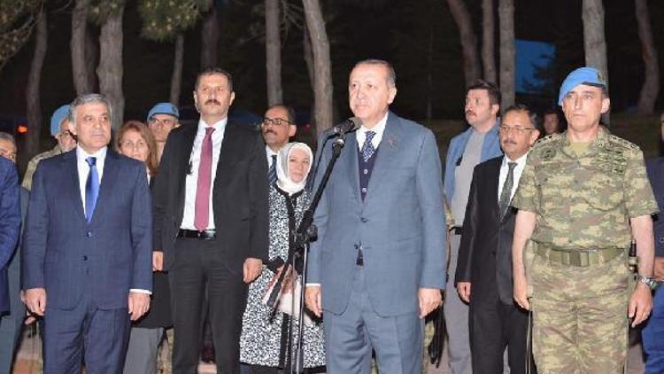 Erdoğan ve Gül tugayda birlikte iftar yaptı (2)