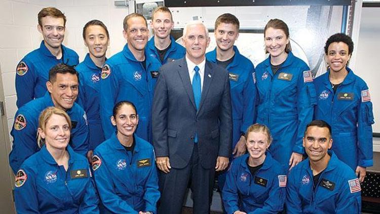 12 yeni astronot