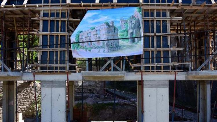 Assosta otel inşaatının projeye aykırı bölümleri yıkılacak