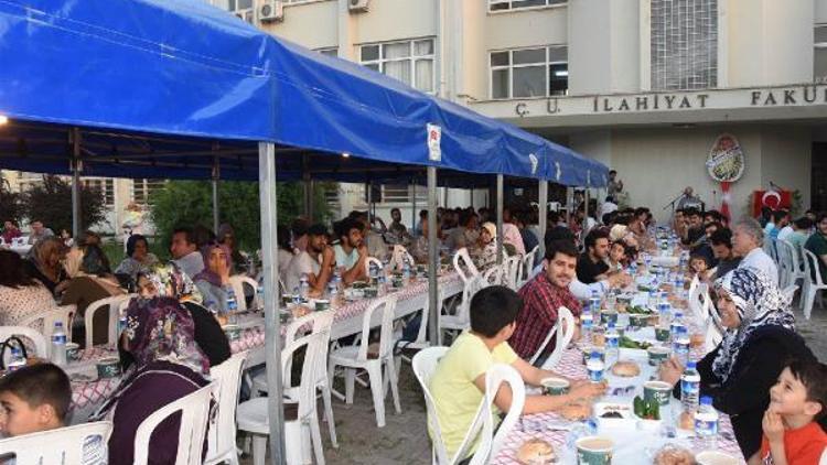 Vali Demirtaş, öğrencilerle iftar açtı