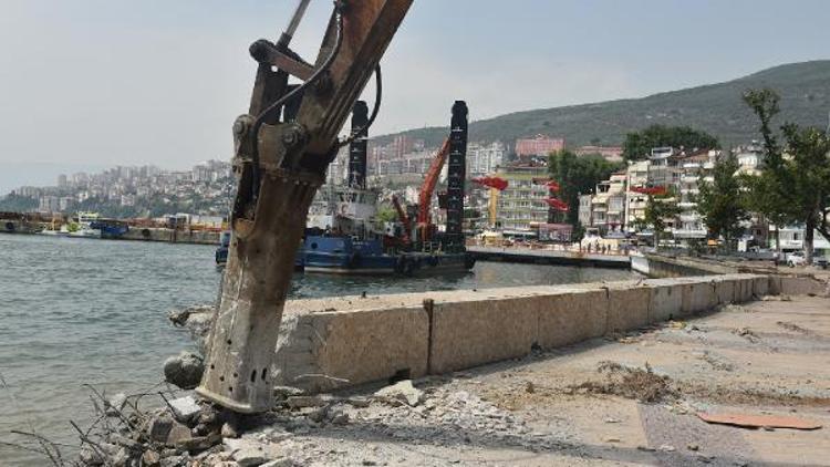 Gemlik meydanı denizle bütünleşiyor